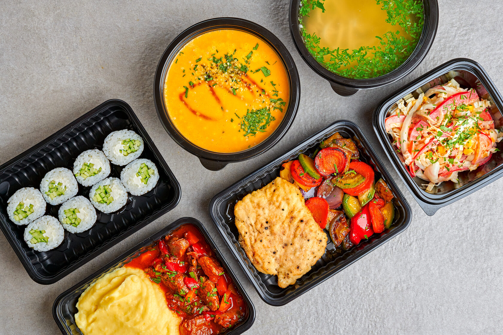 Hoe beïnvloedt het ontwerp van PET-plastic voedseltrays hun vermogen om de kwaliteit en versheid van voedselproducten te behouden?