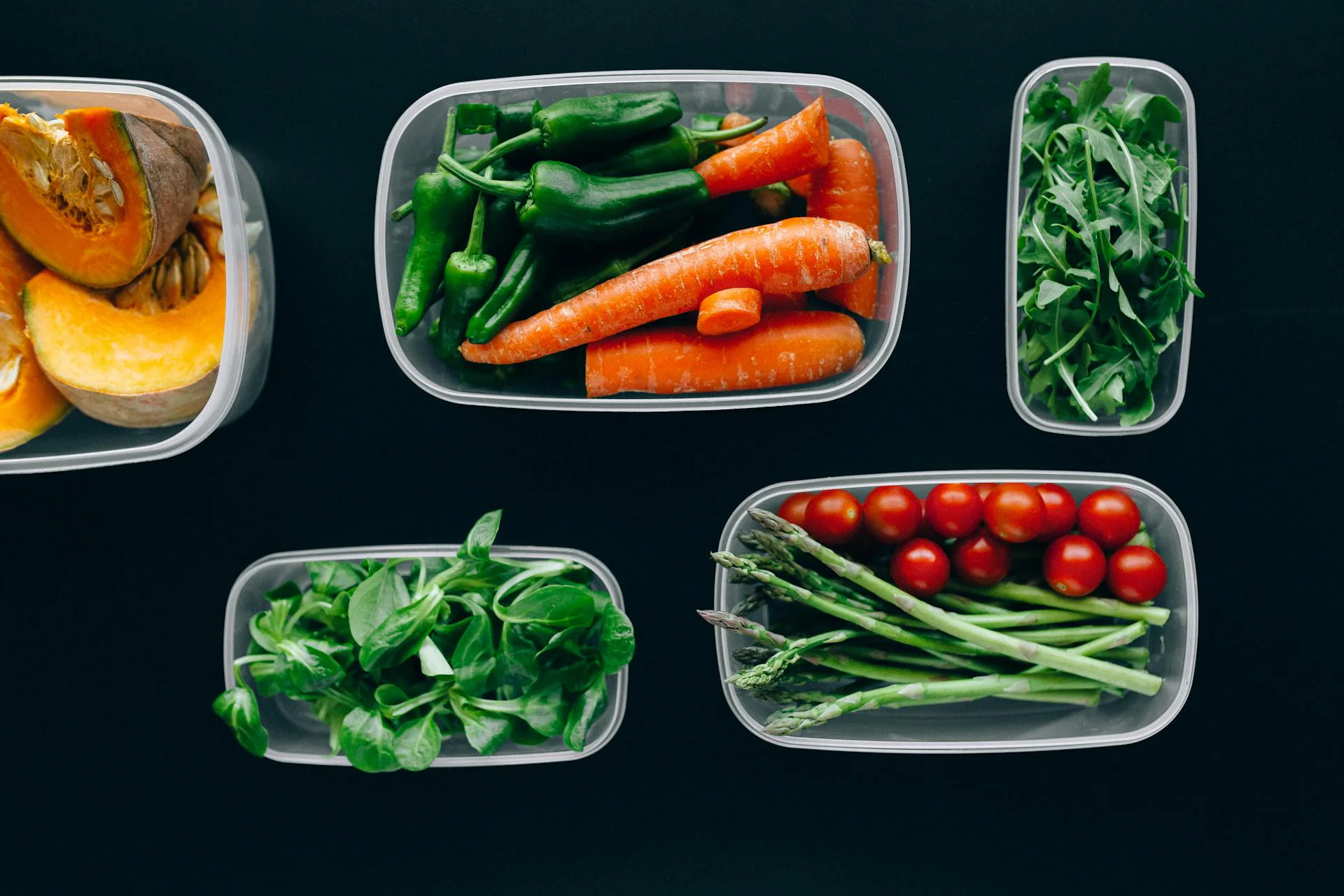 Wat zijn de beste praktijken voor het bewaren van gebak in een wegwerpbare plastic gebaksdoos om te voorkomen dat ze drassig of beschadigd raken?