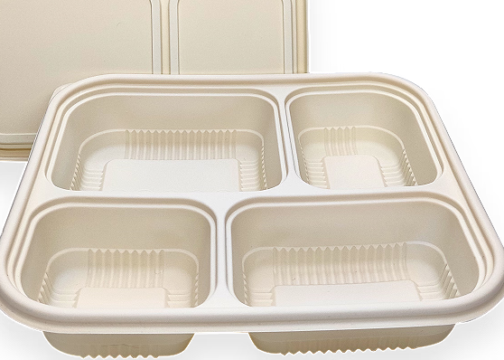 Hoe verhoudt een plastic dienblad zich tot een houten dienblad wat betreft vlekbestendigheid?